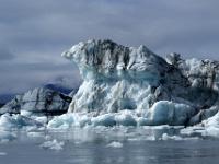Von Wasser, Wind und Sonne geformter Eisberg im Jökulsárlón
